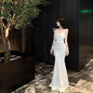 法式 高级感荡领醋酸缎面连衣裙女设计感立体花瓣飘带收腰吊带长裙