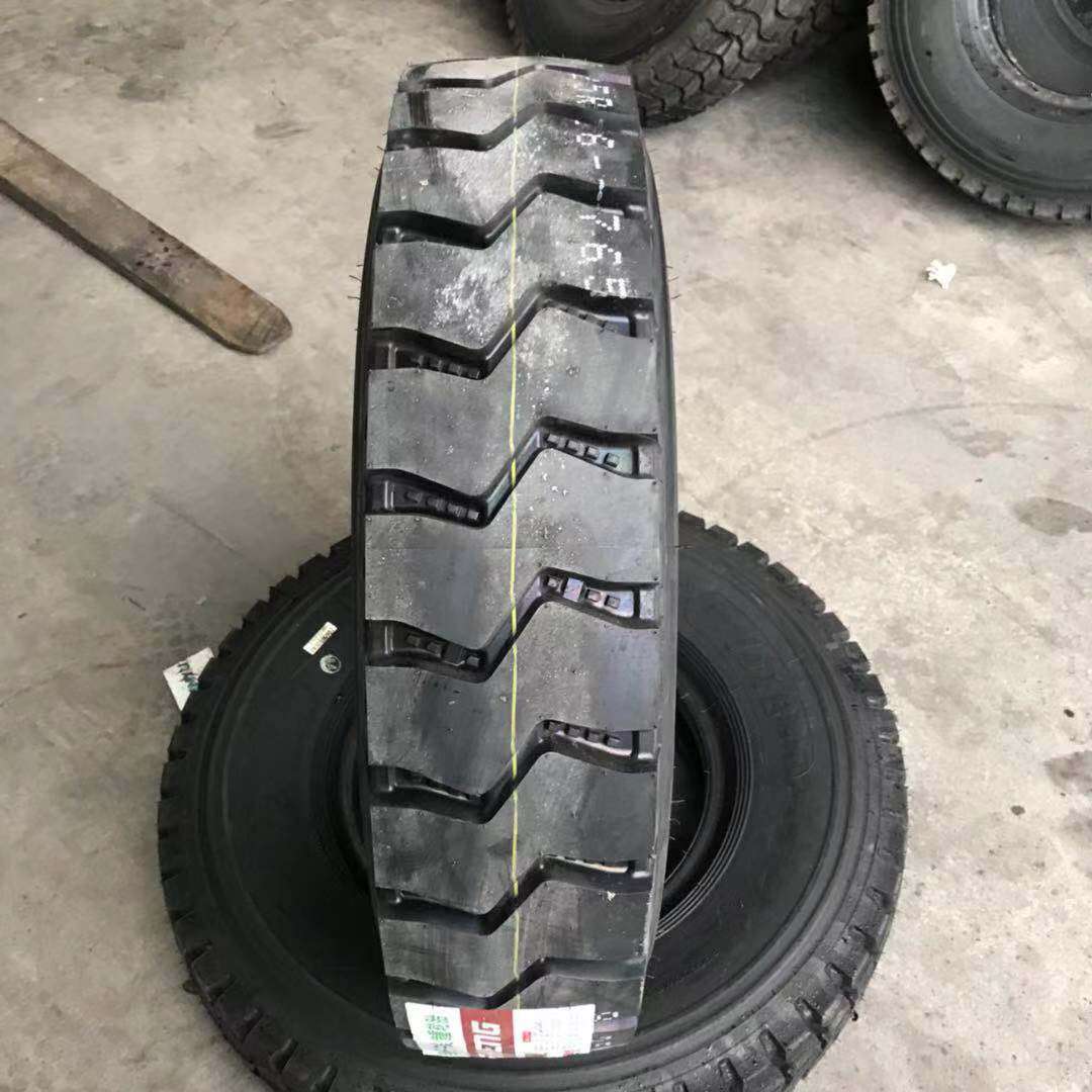 全钢丝大货车轮胎900R20矿山大块花纹载重自卸车前四后八货车轮胎