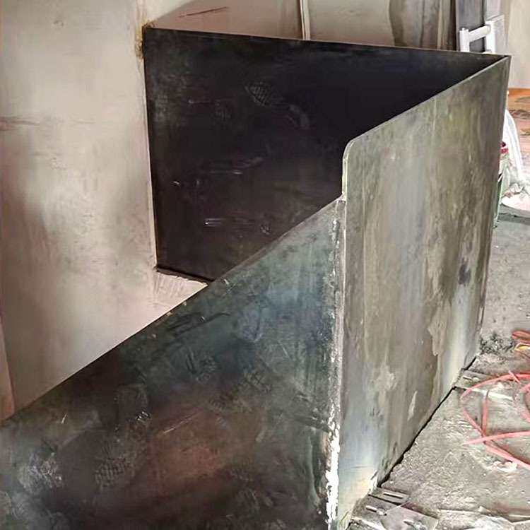 别墅钢板扶手订制侧挂钢结构栏杆弧形旋转楼梯钢槽玻璃楼梯栏杆