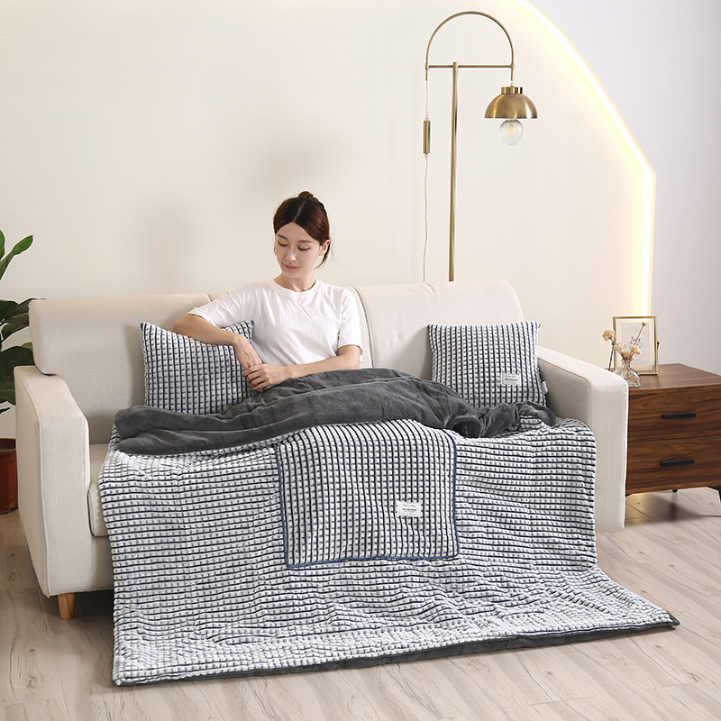 加厚保暖牛奶绒抱枕被子两用办公B室午睡沙发靠枕汽车靠垫二合一