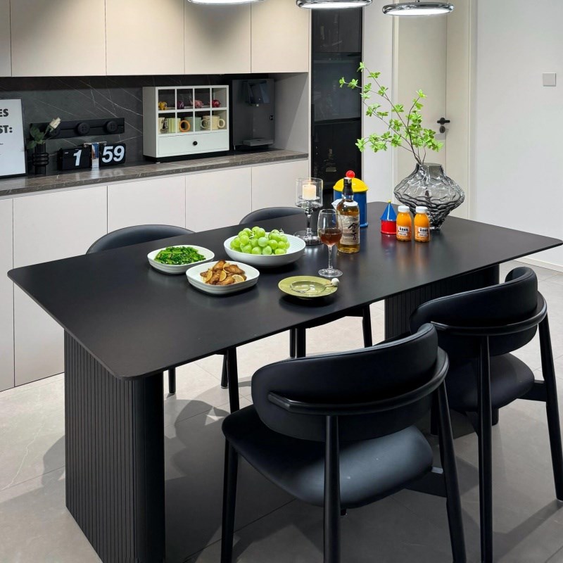 意式纯黑色岩板餐桌椅组合小户型家用极简长方形现代简约轻奢饭桌