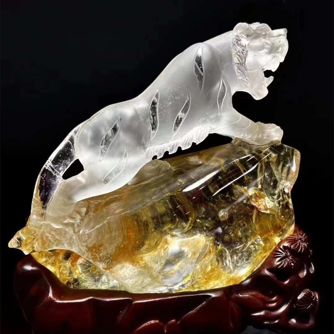 天然原矿白水晶黄皮胶花雕刻老虎 生肖虎水晶上山虎原石摆件