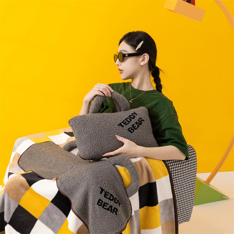 冬季加厚a新款午休抱枕毯子沙发靠垫枕头被子二合一两用汽车内腰