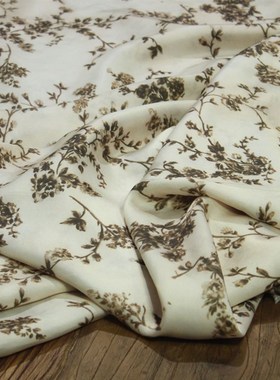 瓦娜家新款铜氨丝印花布料春夏白B灰色脏染桂花碎花藤蔓露背裙面