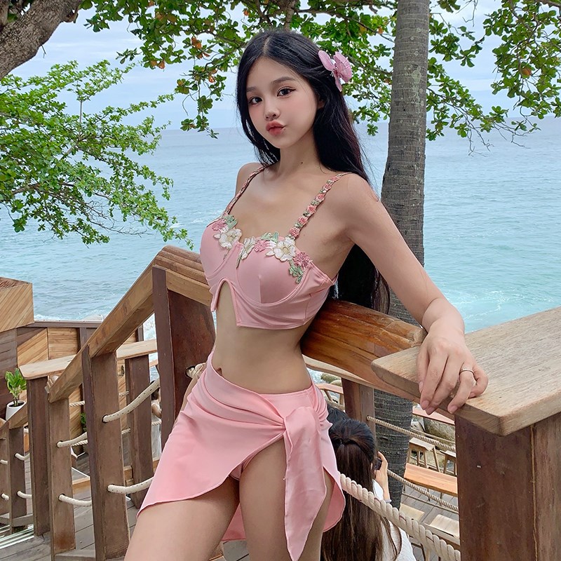2025新款比基尼泳衣少女性感高级纯欲三件套海边度假小胸钢托聚拢