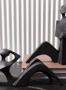 现代简约轻奢金属人物摆件客厅玄关电视柜样板房家居桌面软装饰品