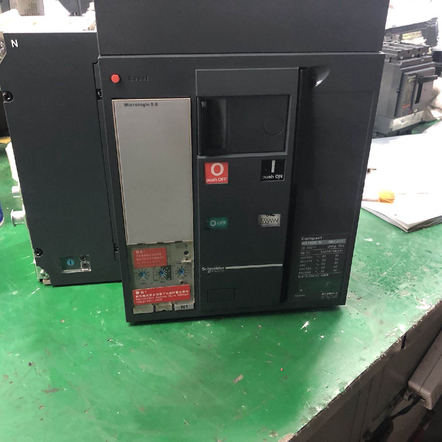 议价原装正品施耐德塑壳断路器NS1600N Mic5.0 4P电动抽屉式本体