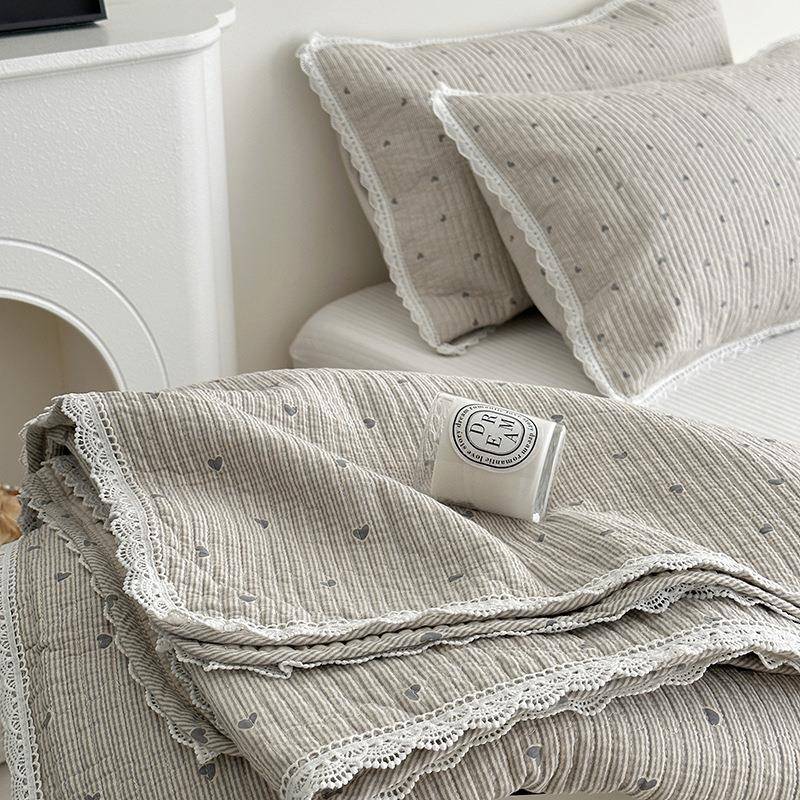 【折扣价】韩版全棉密道绗缝高温砂洗花边床盖三件套四季可用防滑