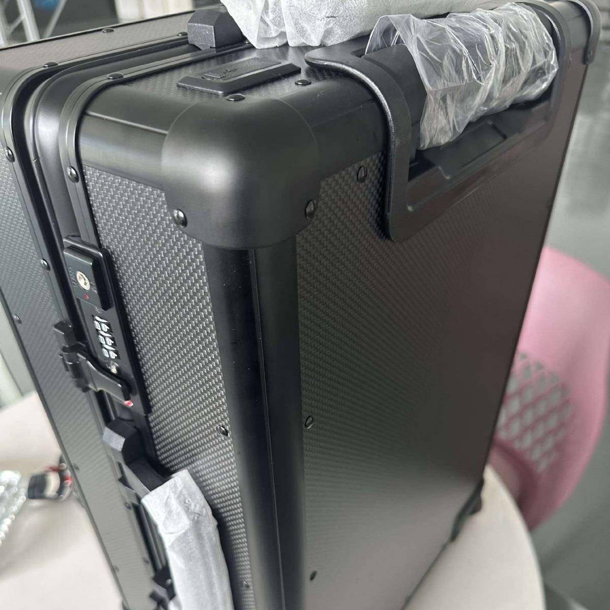 【折扣价】20寸3.7kg超轻碳纤维行李箱质量优良超轻耐磨黑色斜纹/