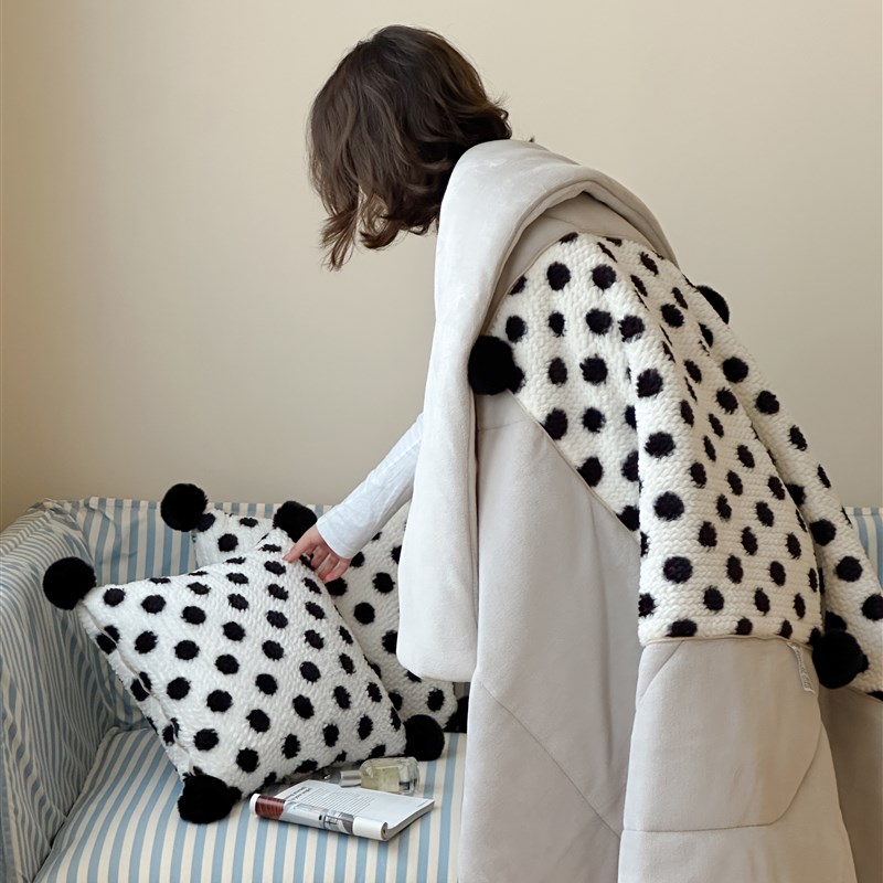 加厚牛奶绒抱枕被子两q用办公室午睡毯学生宿舍盖被汽车载靠垫加