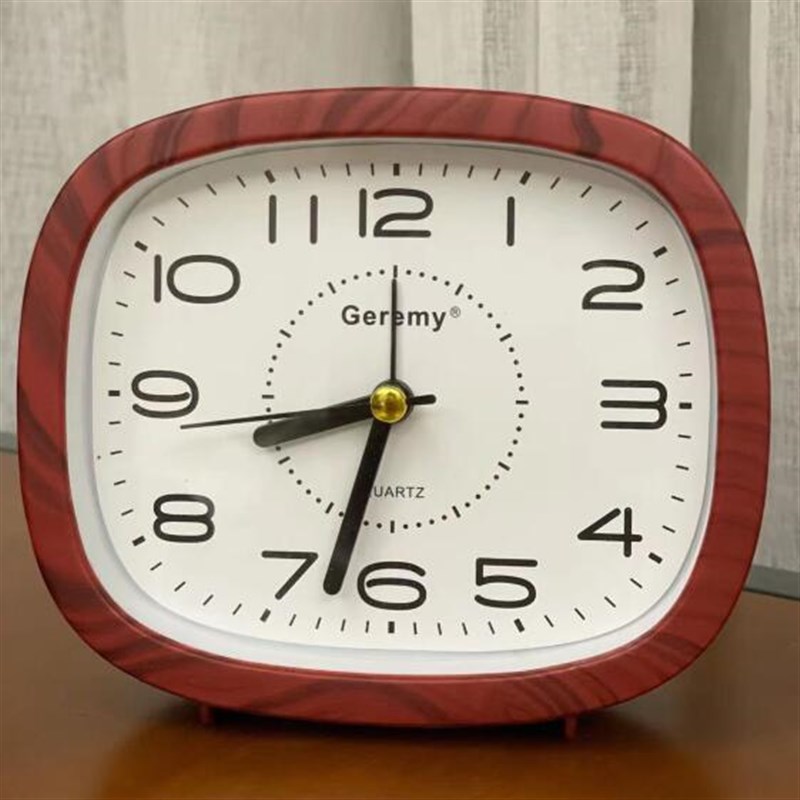 简约怀旧仿木纹闹钟老人家用桌面方形时钟K摆表学生现代大字床头