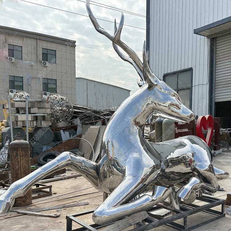 不锈钢鹿雕塑户外镜面几何鹿园林景观鹿切面鹿发光小鹿长颈鹿定制