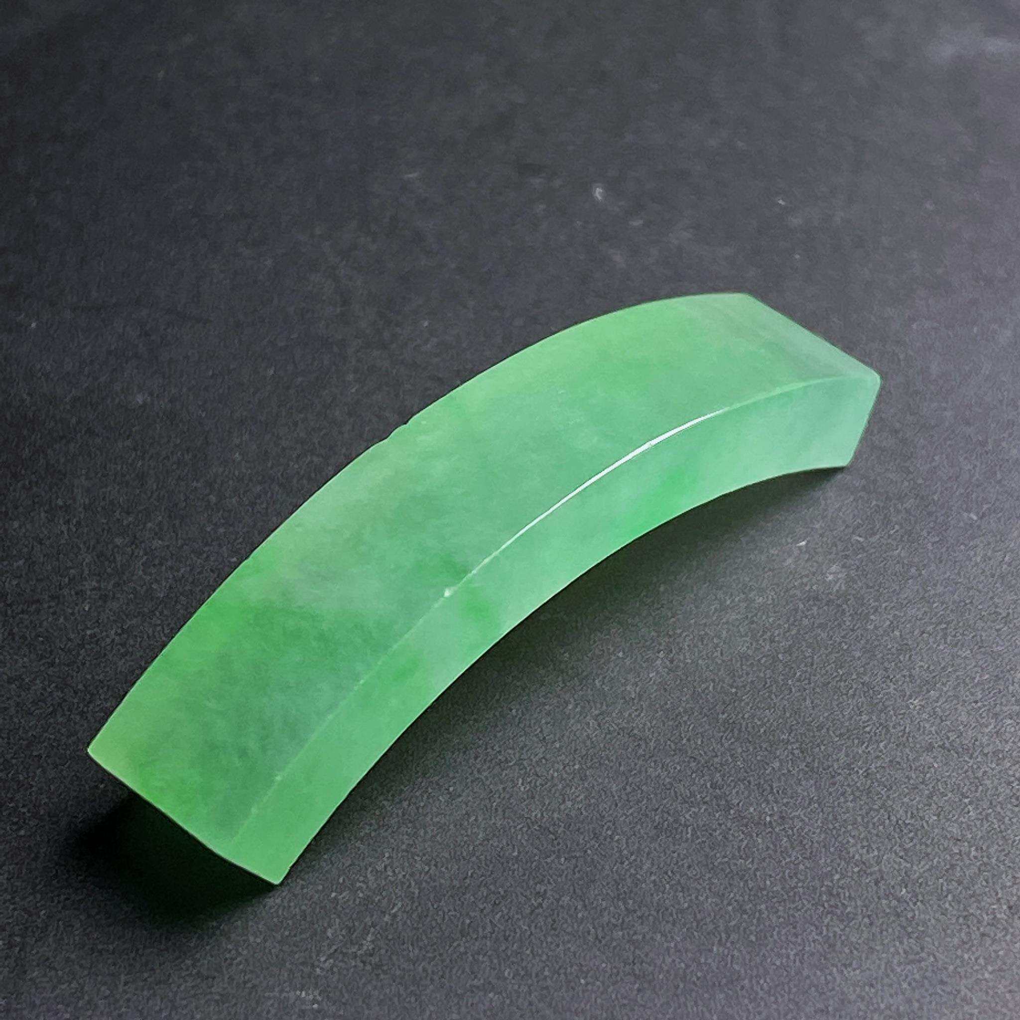 缅甸天然翡翠a货冰绿弯条裸石手牌fxj尺寸：31.4-7-4mm镶嵌手排
