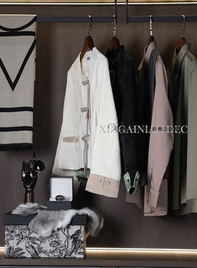 样板房衣帽间软装饰品新中式衣柜展厅陈列摇表器衣服包包道具摆件