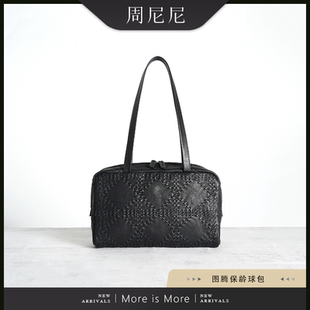 周尼尼「重工编织」自带爆款 光环Astra图腾保龄球包手提腋下包