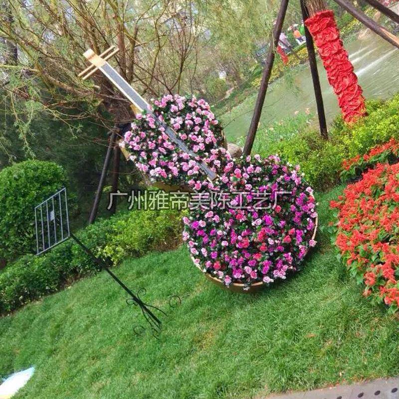 新年商场DP点美陈音乐会楼盘布置小提琴草雕绿雕户外花艺雕塑制作