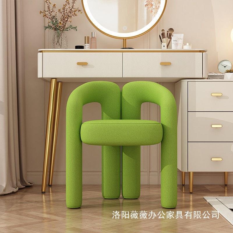 网红化妆凳女生卧室轻奢高级衣帽间梳妆台美甲靠背设计师羊角椅子