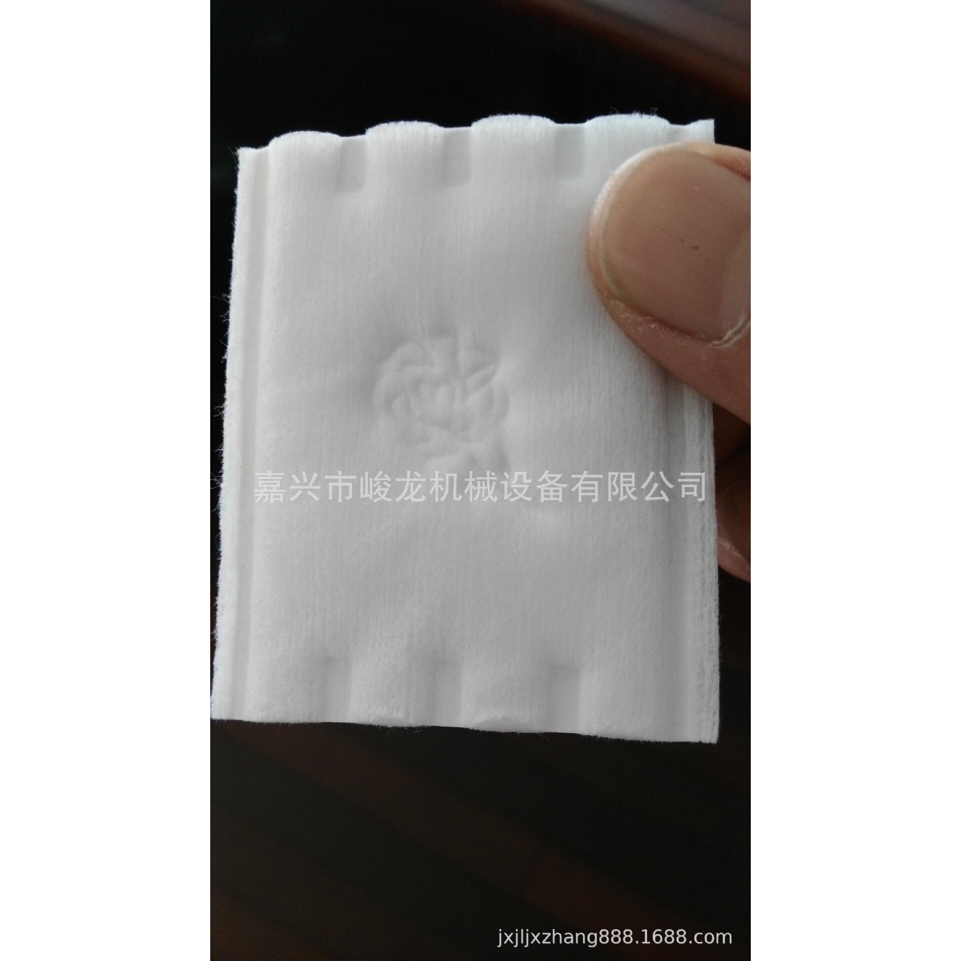新型全自动多规格方片卸妆棉片压花裁切机 化妆棉片机械设备