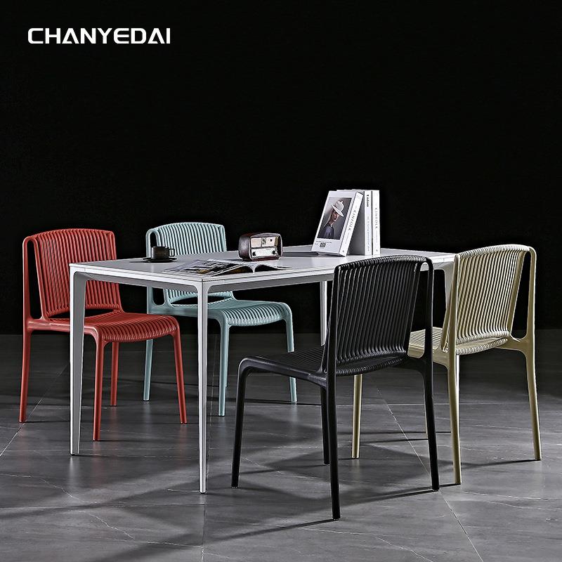 北欧简约塑料椅子家用餐椅现代创意靠背凳户外叠放奶茶店洽谈桌椅