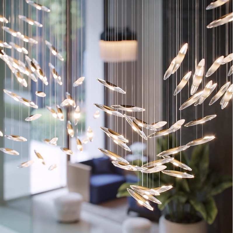 别墅复式楼客厅水晶吊灯现代简约螺旋鱼群loft公寓挑空楼梯长吊灯