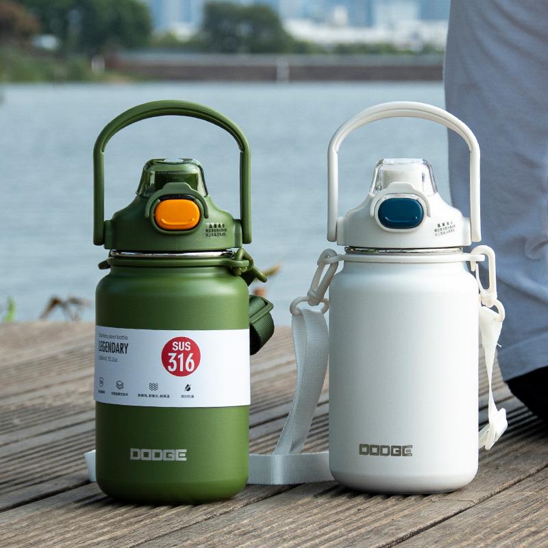 道奇大容量不锈钢保温杯便携手提女生健身双饮吸管背带大肚喝水壶