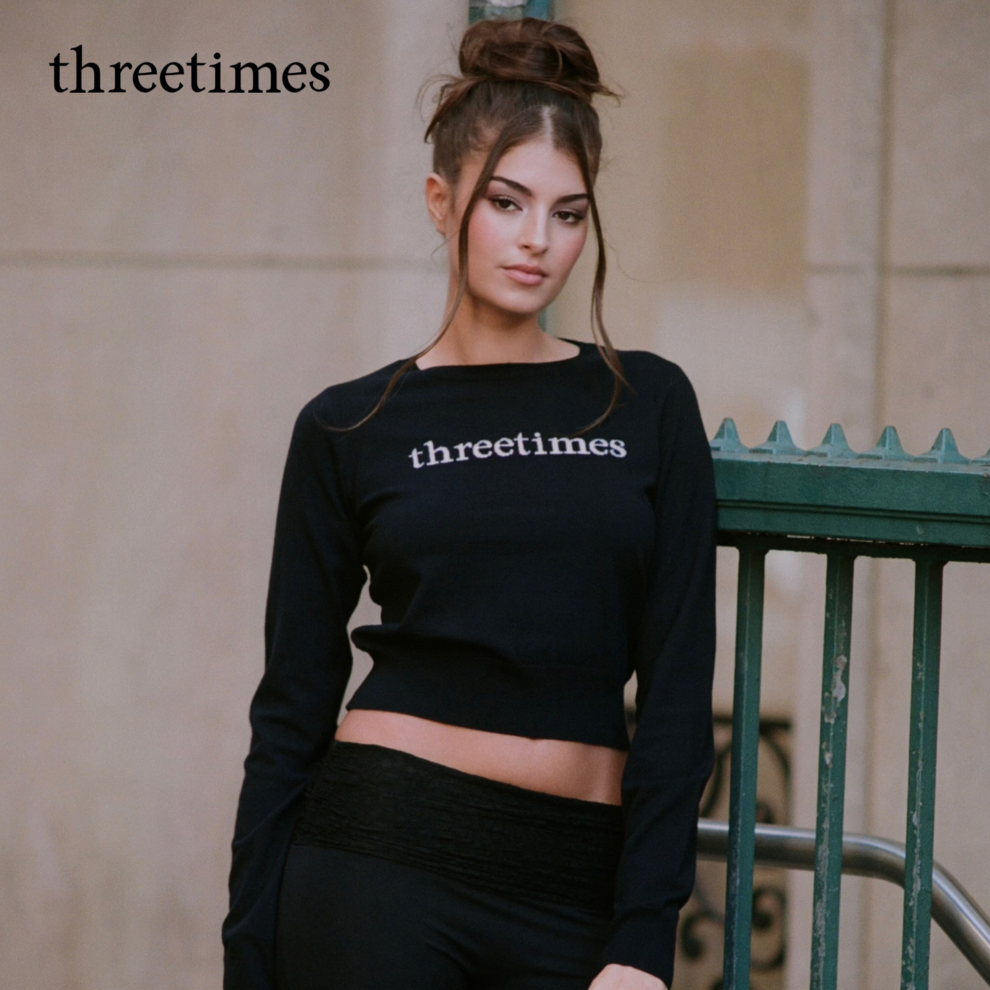 threetimes2025秋冬女士黑色针织衫毛衣修身短款长袖收腰内搭上衣