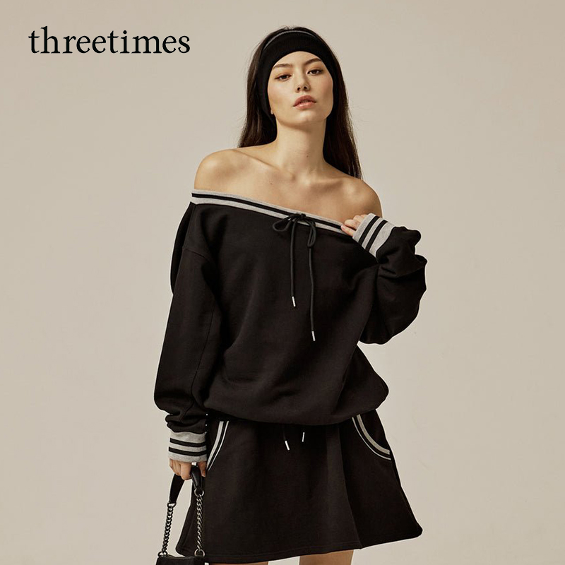 threetimes2025秋季拼色斜肩一字领露肩卫衣女宽松慵懒风休闲上衣