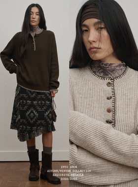 INTO AMOR秋冬女门襟领口撞色边一字绣绵羊毛混纺圆领套头毛衣