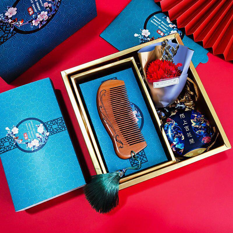 送妈妈的生日礼物婆婆实用高档小礼品康乃馨花束檀木梳子礼盒套装