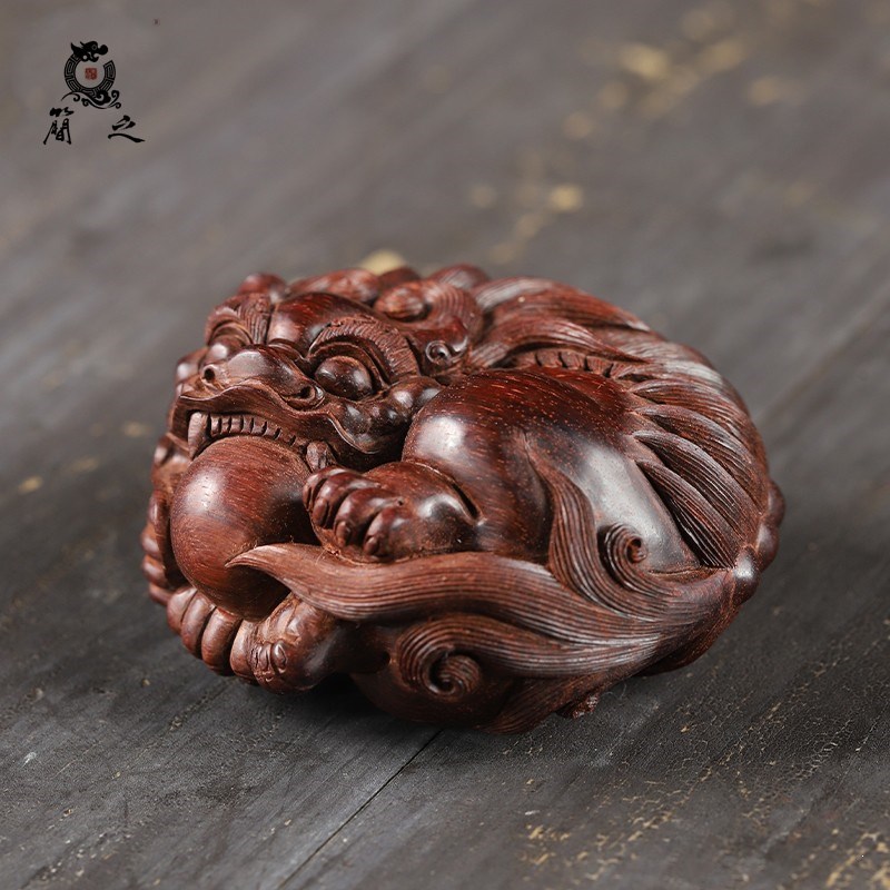 貔貅抱球手把件 小叶紫檀木雕有求必应文玩盘玩把件 湘工东艺