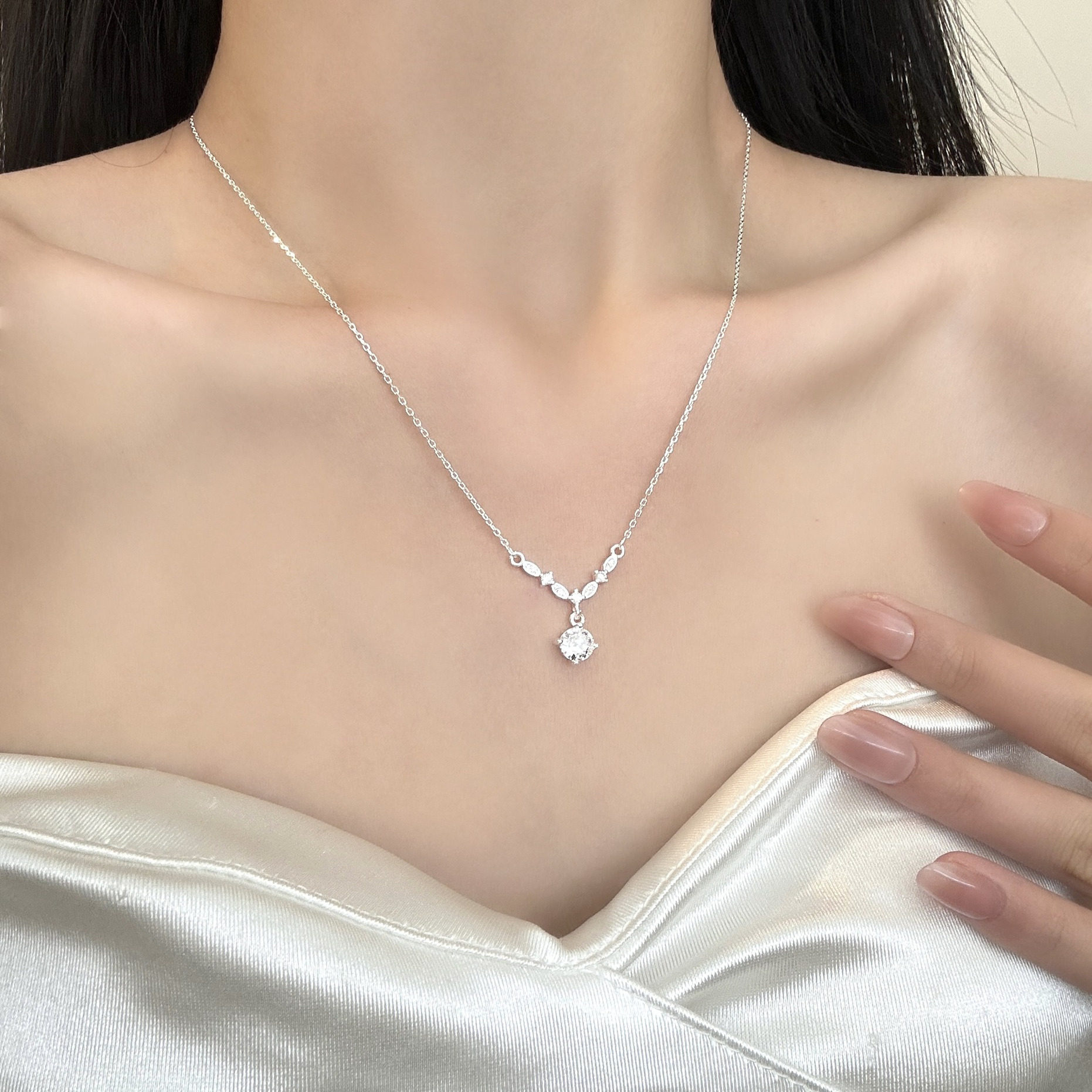 S990足银星光闪闪项链夏季女高级感2024新款轻奢小众锆石锁骨链