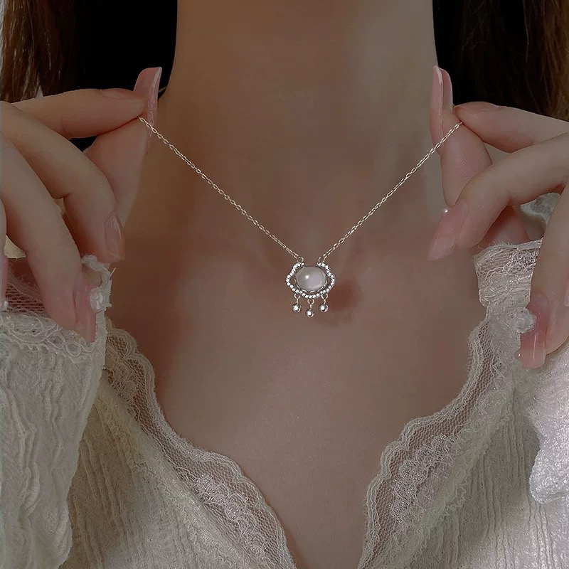 纯银平安锁项链女款小众轻奢白玉髓高级感送闺蜜女友生日礼物