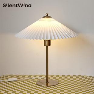 W6复古轻奢书房卧室白色布艺铜伞形台灯床头灯温馨桌面氛围