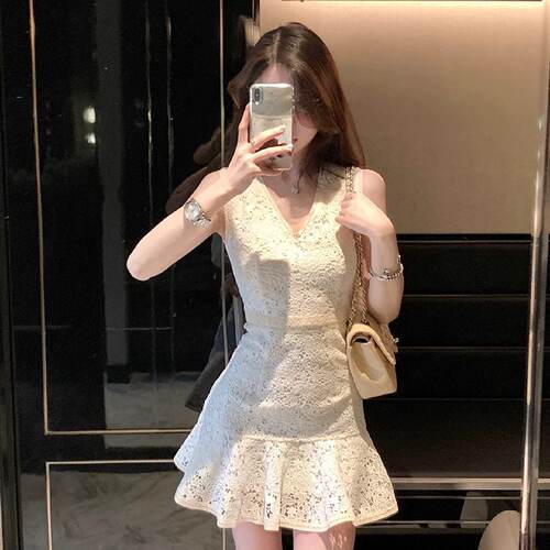 法式纯欲V领无袖蕾丝连衣裙女设计高级感小众收腰气质短裙子夏季