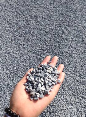 灰色石子2-4mm地坪用灰色水磨石胶粘石铺面用深灰碎石浅灰卵石