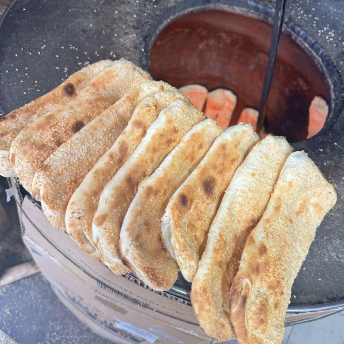 清真现烤香酥饼外皮金黄外酥里嫩潮牌方烧饼芝麻烧饼