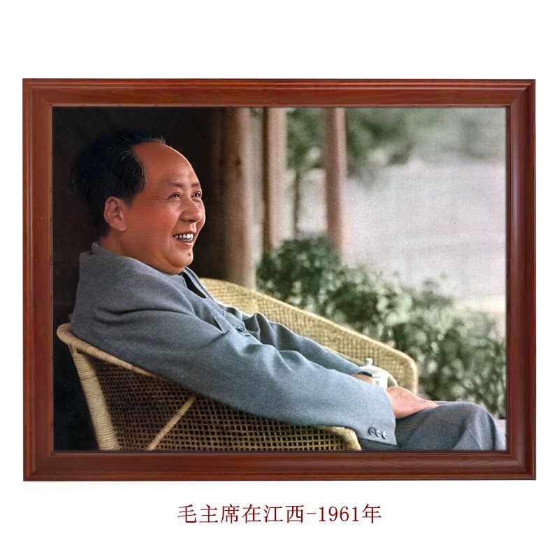毛主席在江西-1961年背靠座椅亲切微笑老照片装饰画挂墙摆放桌面图片