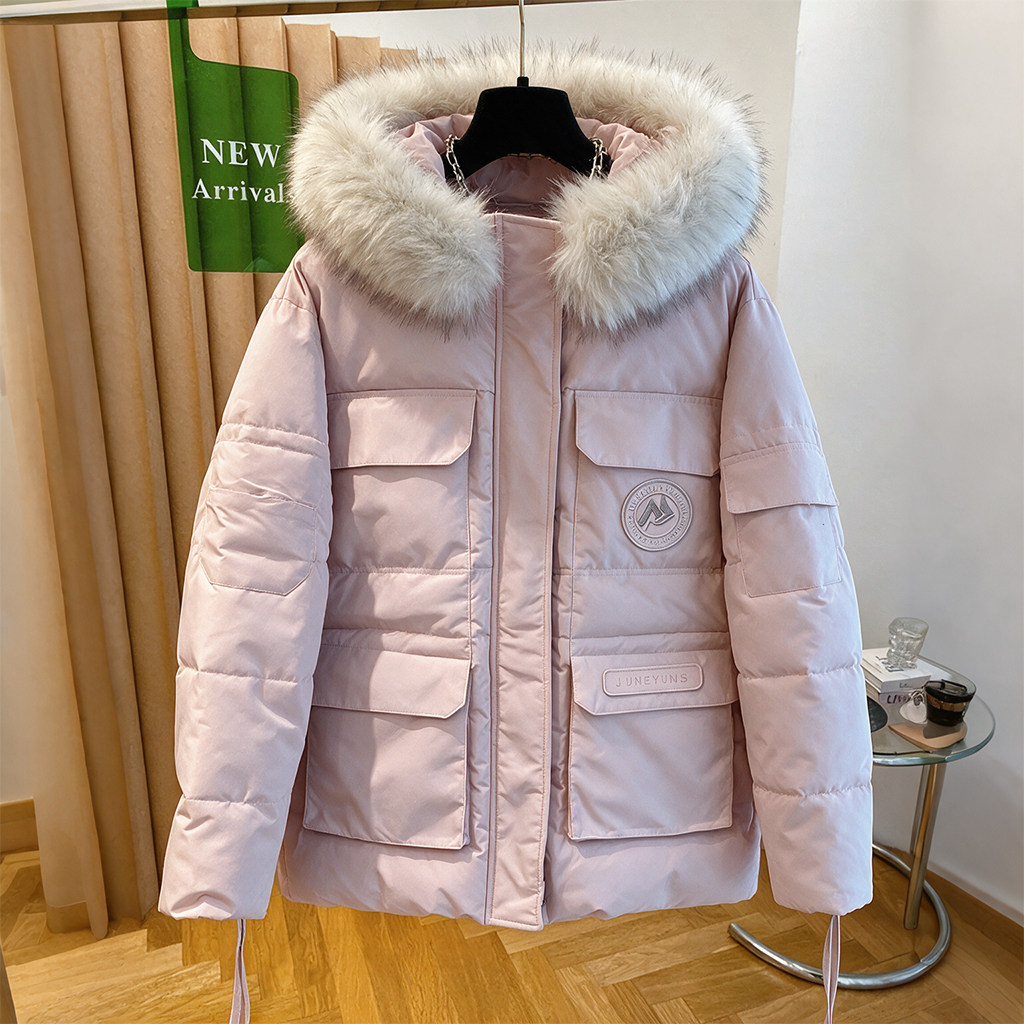 徽章装饰工装棉服女2026冬季新款大毛领连帽抽绳收腰多口袋外套