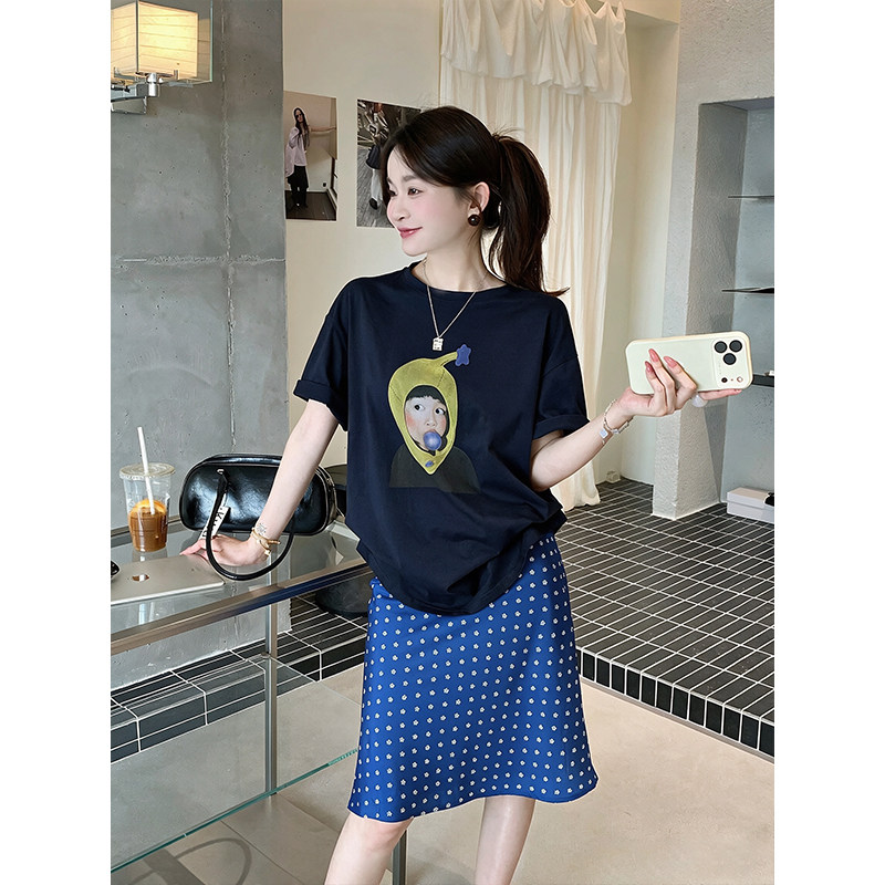 复古香蕉小孩印花宽松短袖T恤搭配芥末绿波点缎面鱼尾半身裙套装