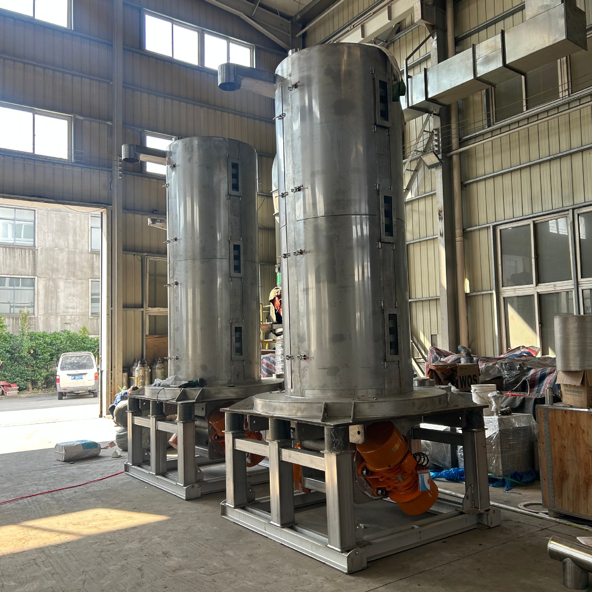 晟图大型振动提升机 2000直径全封闭降温垂直输送设备