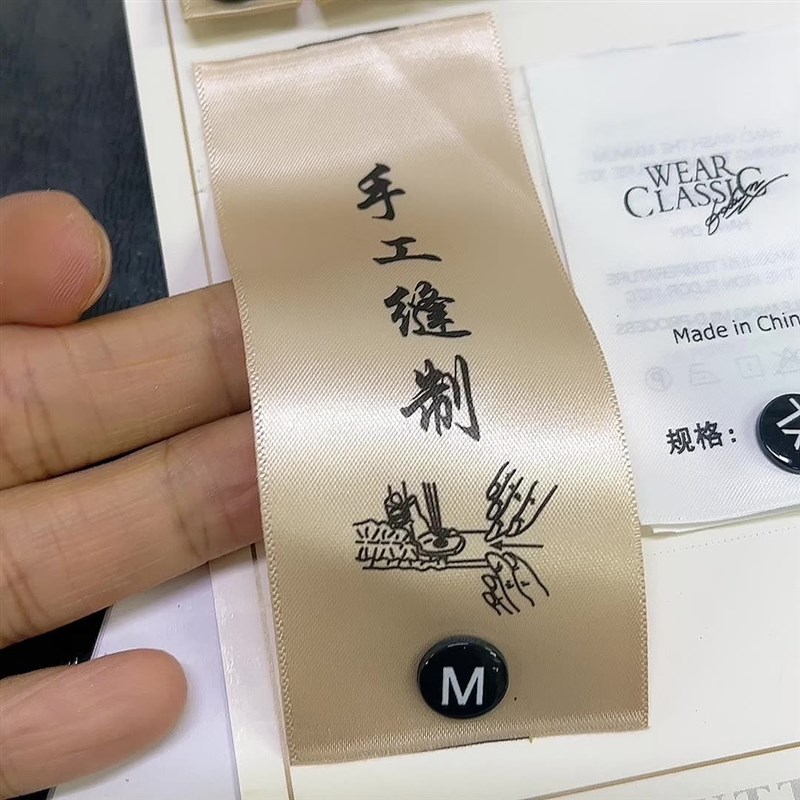 服装水洗标洗唛尺码标领标金色锻面羽绒服水洗标可拆卸换码定制