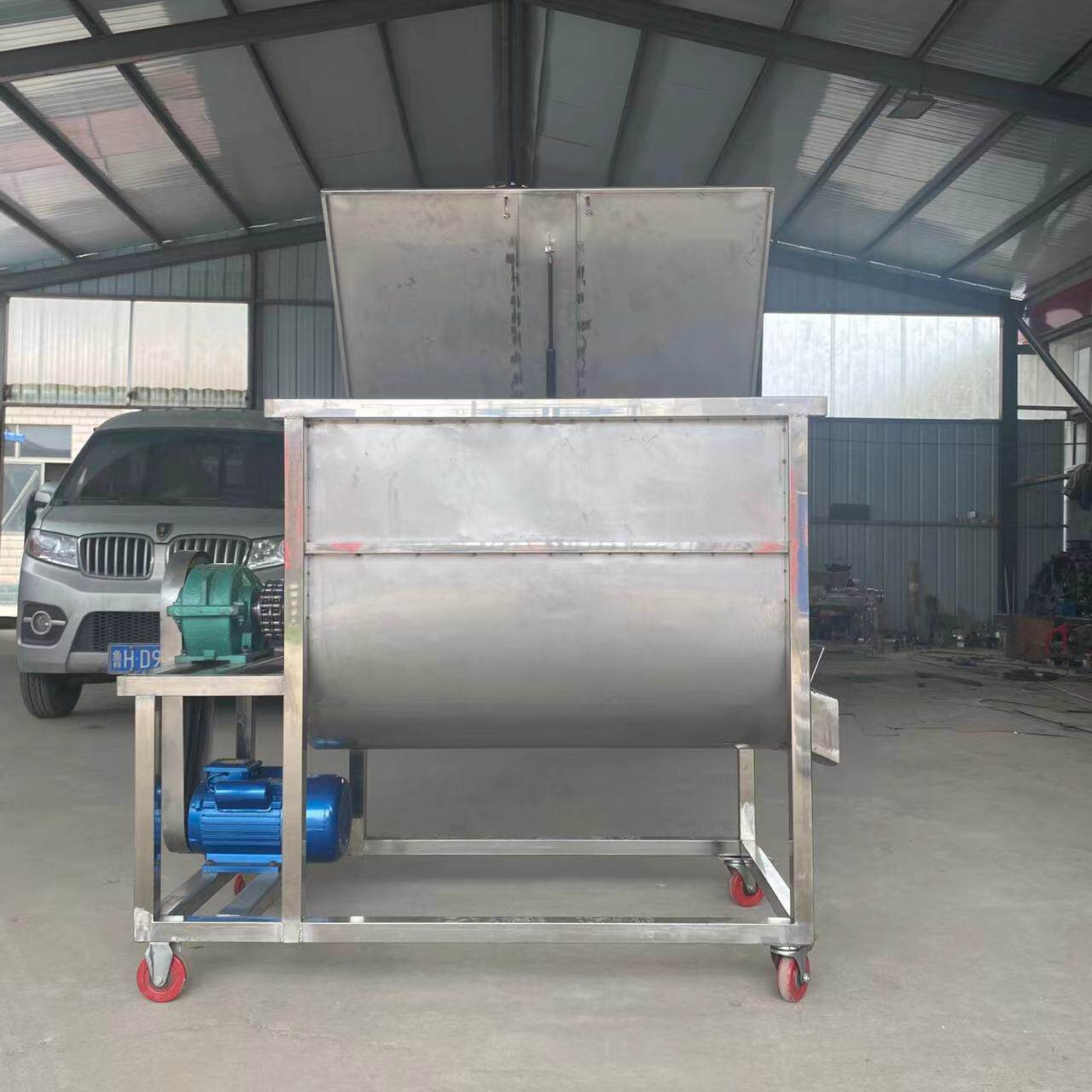 包头养殖牛羊饲料混合机 多功能混合拌料设备 大型卧式混合机