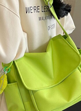 通勤女休闲绿色小众斜挎包大容量纯色单肩包简约百搭补课包潮酷男