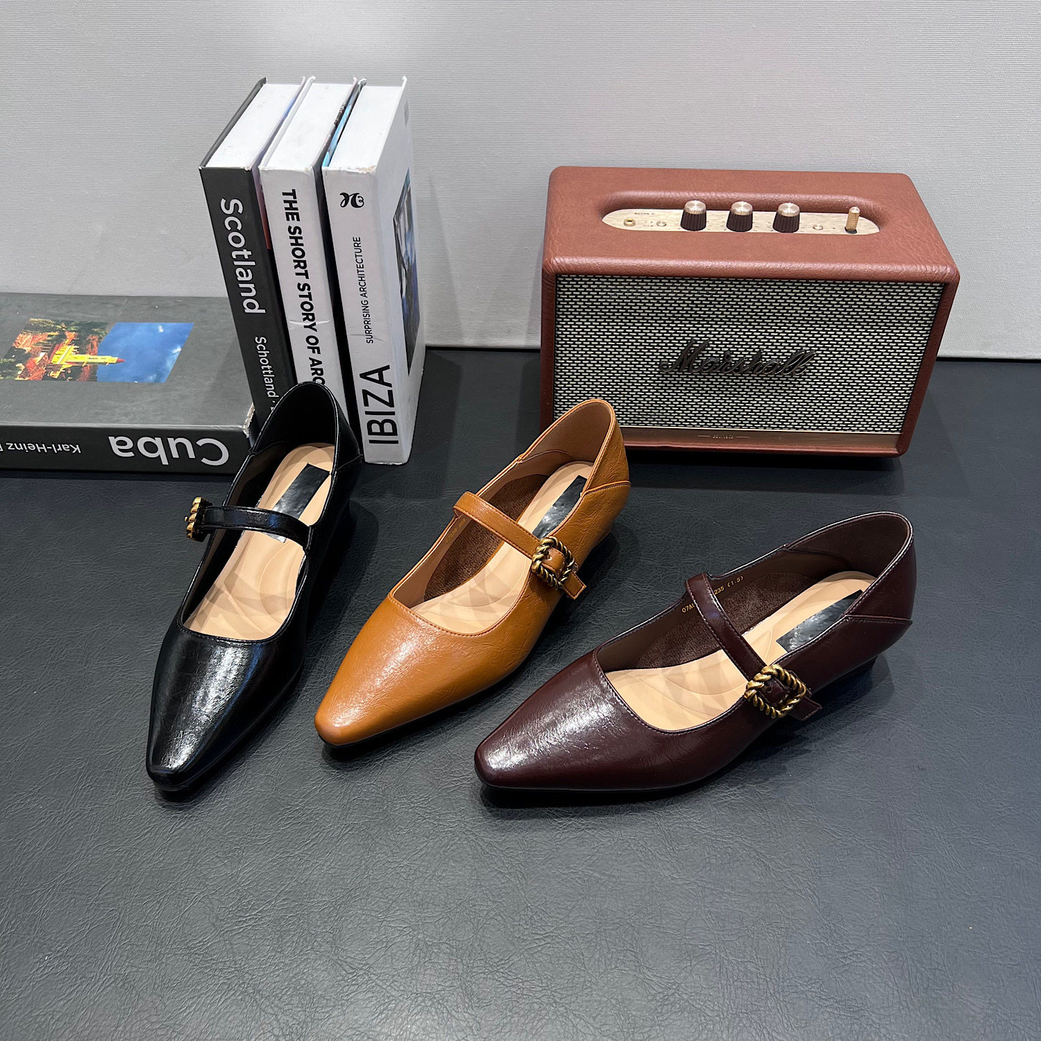 软皮一字带尖头高跟鞋女2026法式新款气质粗跟百搭两穿玛丽珍单鞋