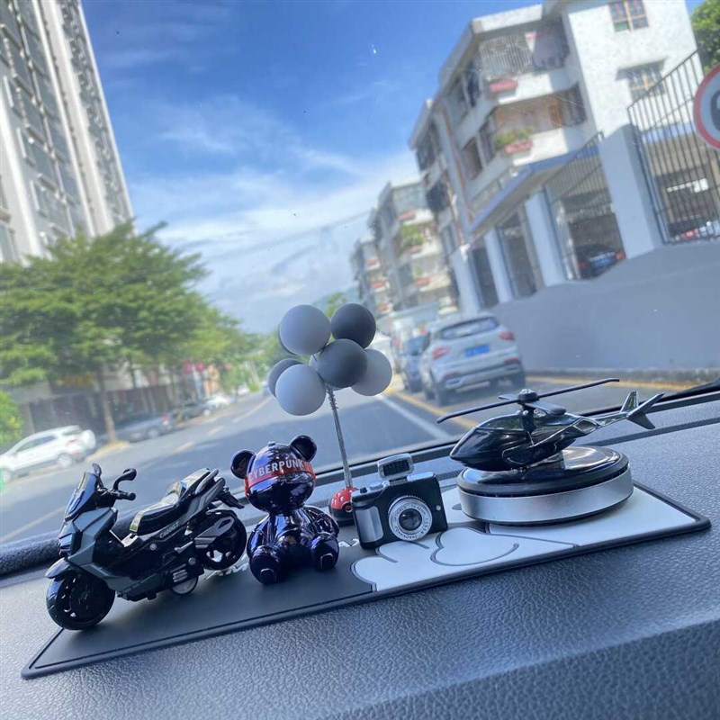 新款合金大G暴力熊车载车内香氛太阳能直升飞机香薰摆件