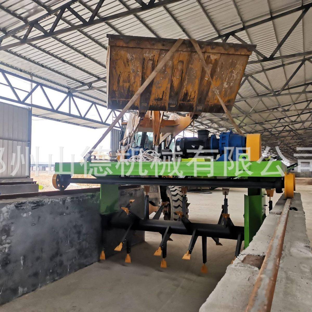 鸡粪育苗基质生产发酵设备4000槽式翻堆机污泥营养土肥翻抛机