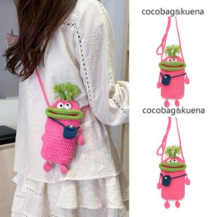 秋冬超火高级感针织斜挎迷你小包包女2024新款丑萌卡通散步手机包