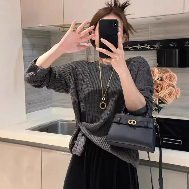 韩系设计感提扣针织衫女