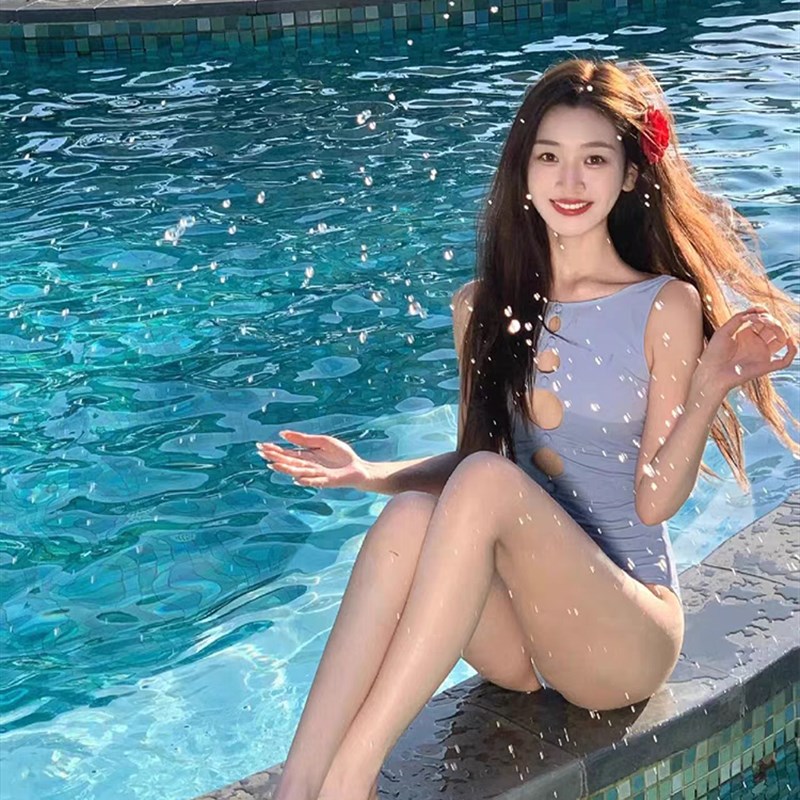 新款复古高级感雾霾蓝镂空设计连体纯欲少女保守遮肚显瘦度假泳衣