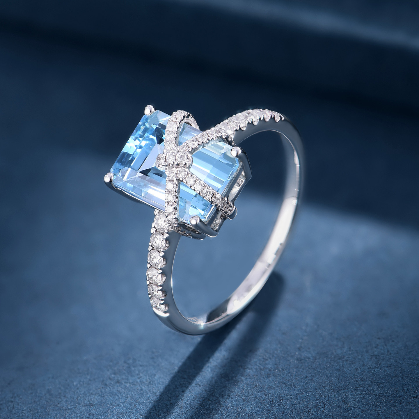 私意珠宝天然彩宝海蓝宝戒指2.5克拉宝石18K金镶钻石首饰定制